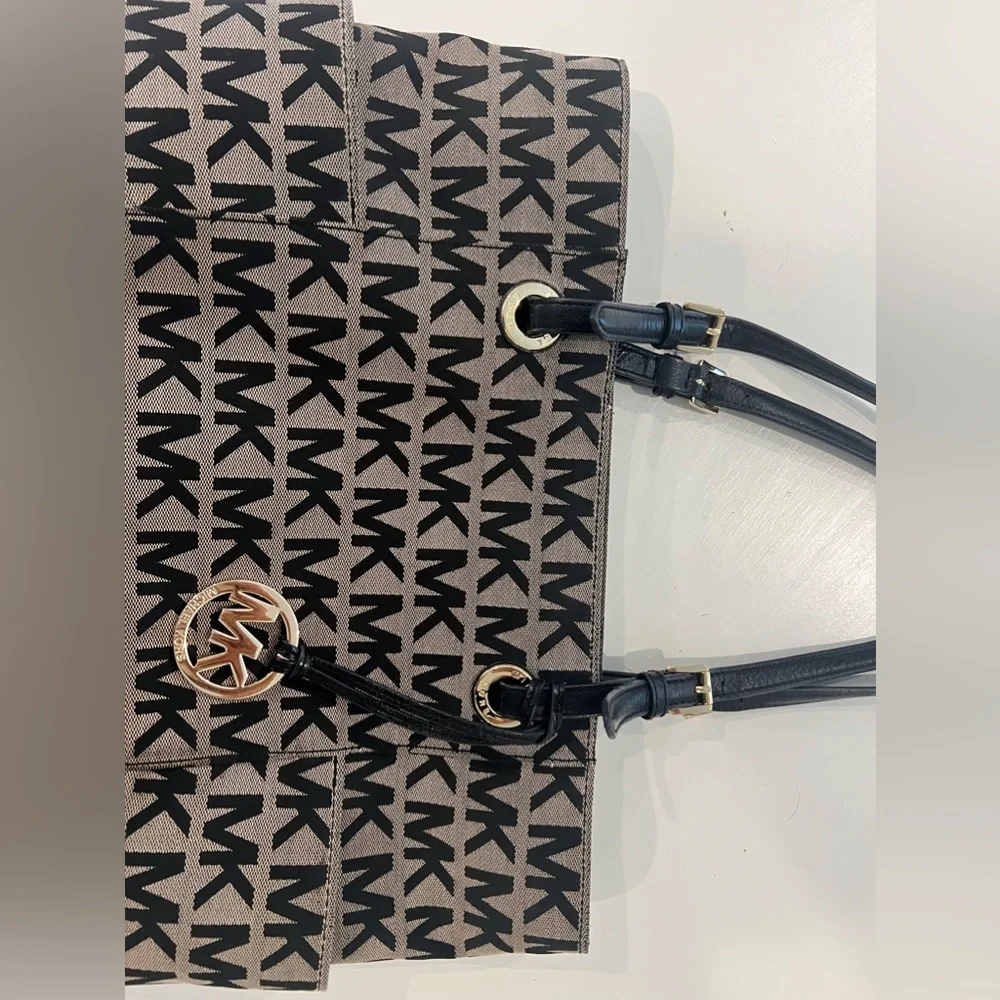 Micheal Kors purse - Picture 1 of 5